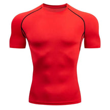 Camisa de compressão masculina vermelha com detalhes pretos, ideal para academia, feita em poliamida e elastano com ajuste anatômico