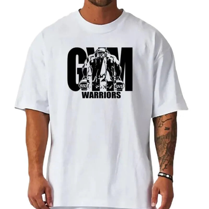 Camiseta oversized masculina branca com estampa GYM WARRIORS e figura musculosa, visual esportivo e motivacional