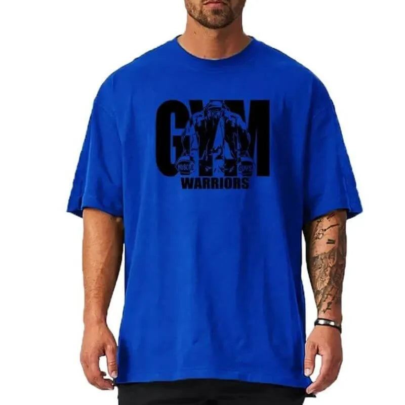 Camiseta oversized masculina azul com estampa GYM WARRIORS e gráfico de musculação, ideal para academia