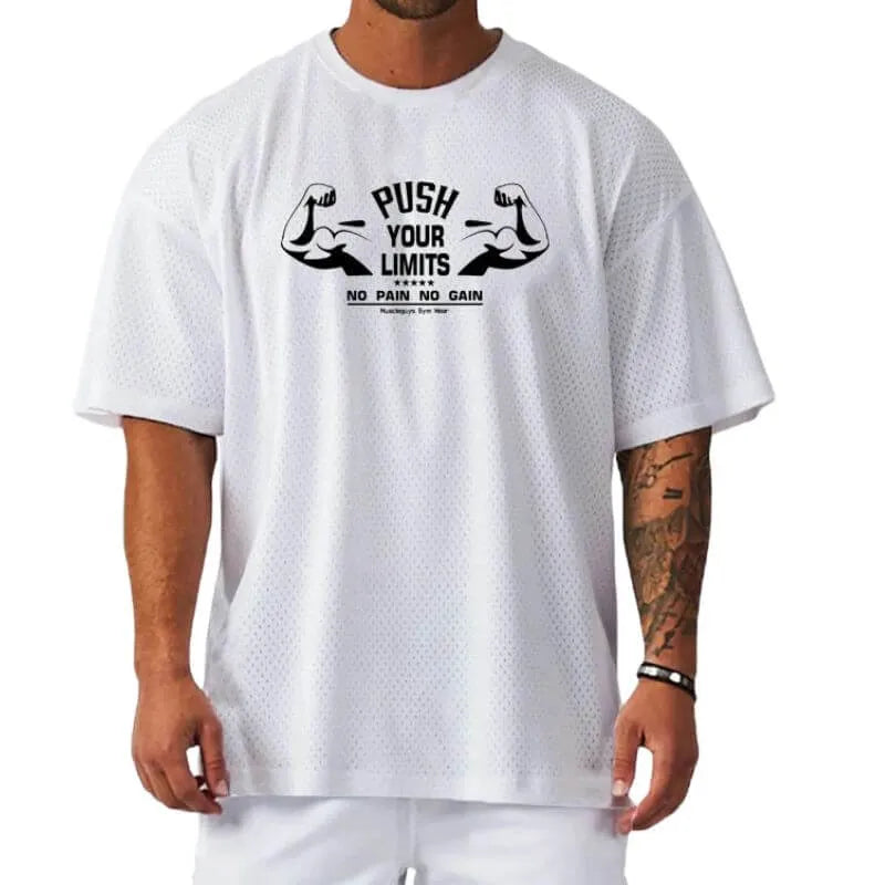 Camiseta oversized masculina branca com frase motivacional PUSH YOUR LIMITS e estampa de braços musculosos