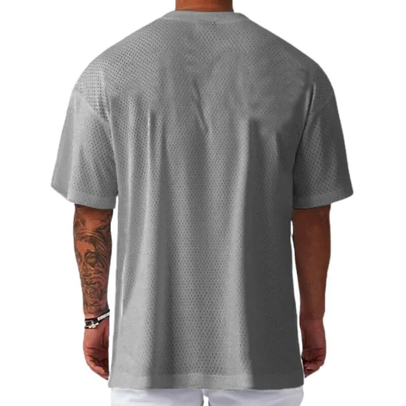 Camiseta oversized masculina cinza em tecido mesh respirável, visual leve para treino e estilo urbano