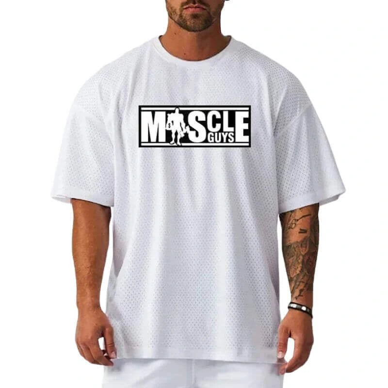 Camiseta oversized masculina branca com estampa MUSCLE GUYS, ideal para treino e expressão visual marcante
