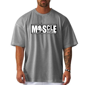 Camiseta oversized masculina cinza com estampa MUSCLE GUYS, tecido respirável para treino e estilo alternativo”