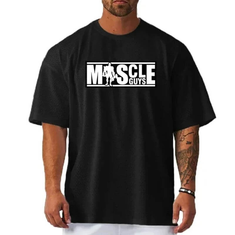 Camiseta oversized masculina preta com estampa MUSCLE GUYS, modelo largo para academia e visual urbano
