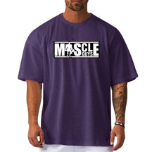 Camiseta oversized masculina roxa com estampa MUSCLE GUYS, estilo streetwear para treino e lifestyle
