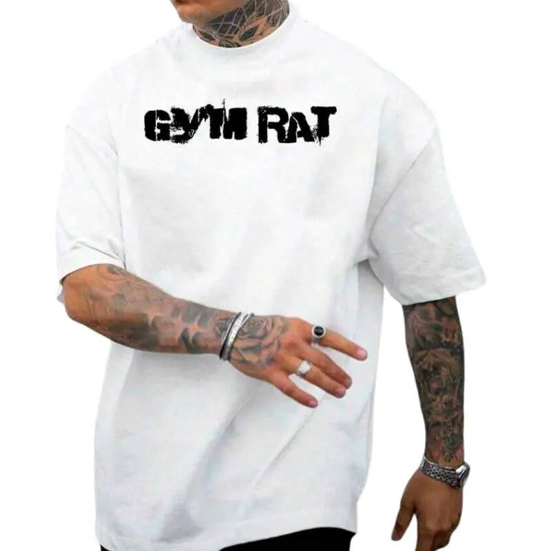 Camiseta oversized masculina branca com estampa GYM RAT, modelo largo para treino e identidade fitness