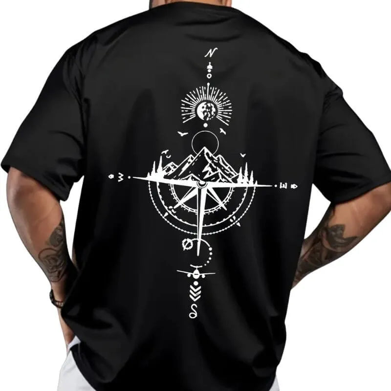 Camiseta oversized masculina preta com estampa de bússola, montanhas e globo, estilo outdoor urbano