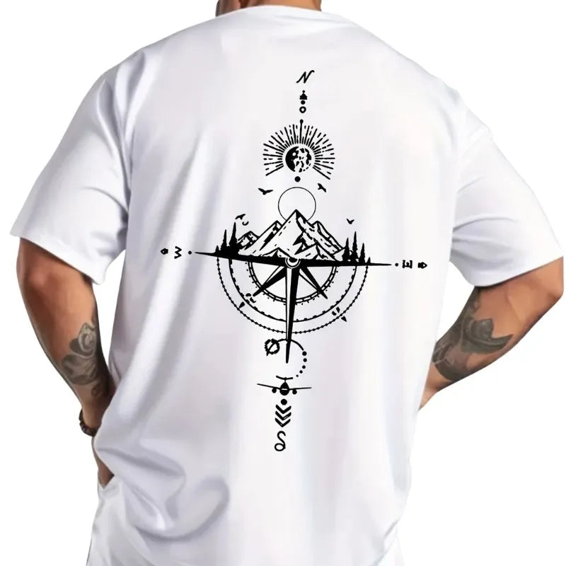 Camiseta oversized masculina branca com estampa de bússola, montanhas e avião, estilo explorador urbano