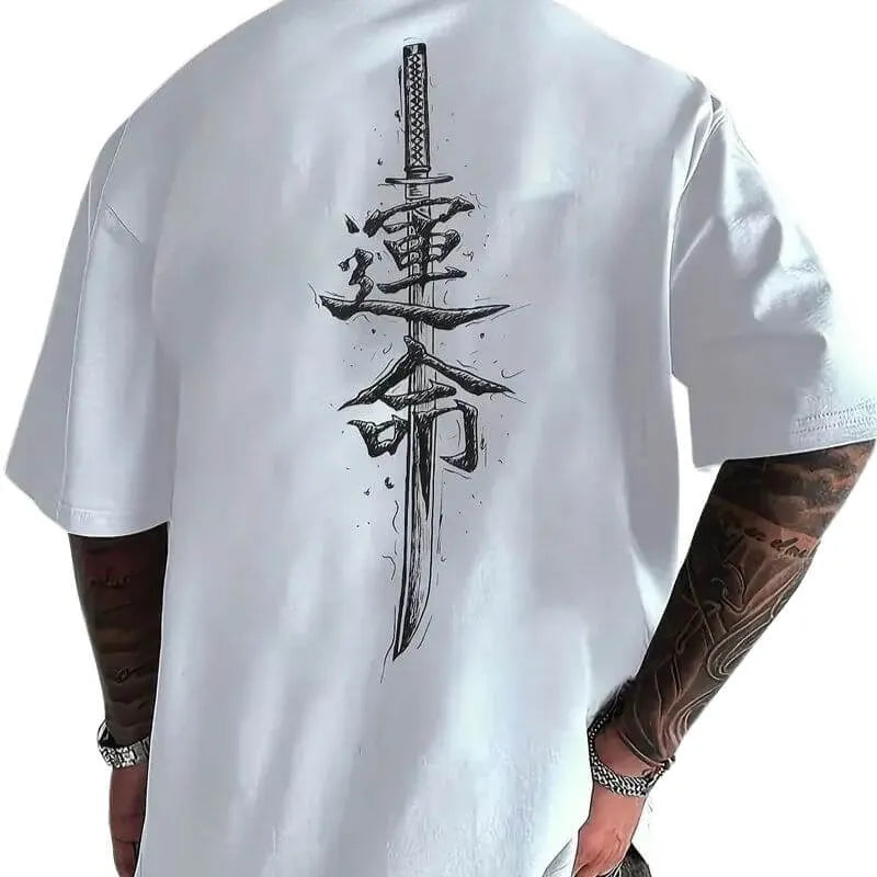 Camiseta oversized masculina branca com estampa de espada e kanji運命, estilo artístico com referência japonesa