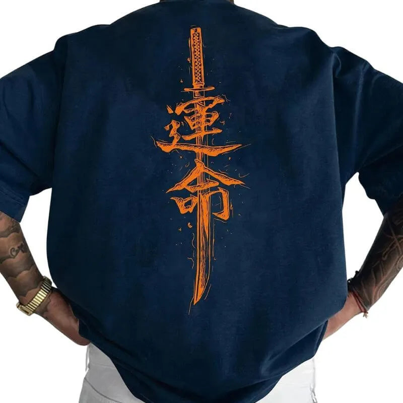 Camiseta oversized masculina azul escuro com estampa de espada e kanji運命, visual streetwear com toque oriental