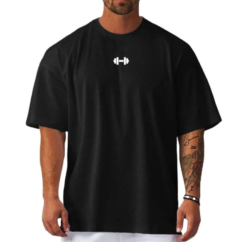 Camiseta oversized masculina preta com ícone de halter branco no peito, visual minimalista para treino