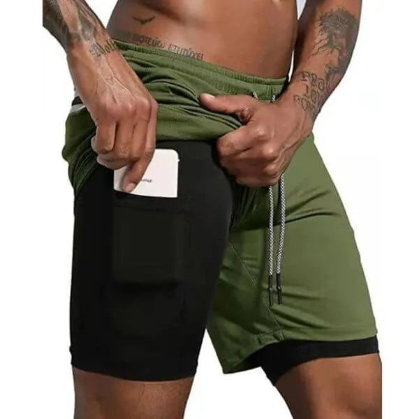 Short 2 em 1 masculino verde com compressão preta e bolso lateral para celular, modelo esportivo para corrida e musculação