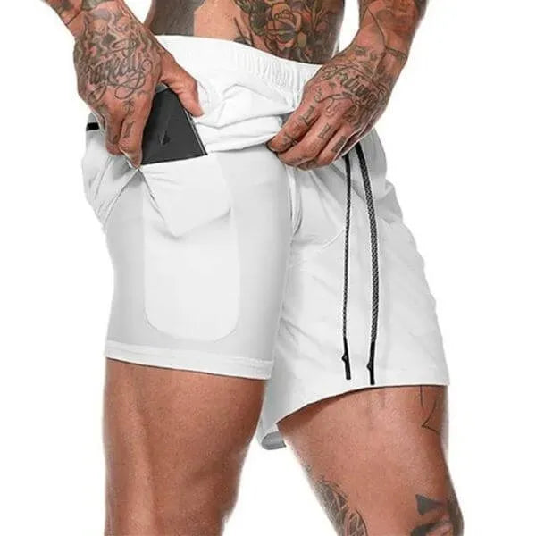 Short 2 em 1 masculino branco com compressão interna e bolso lateral para celular, ideal para academia e mobilidade