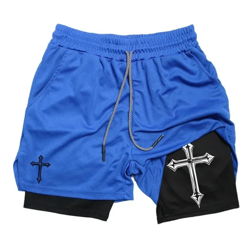 Short 2 em 1 masculino azul com camada interna preta e estampas de cruz, modelo esportivo com estilo simbólico