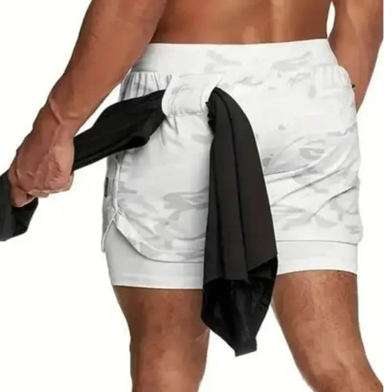 Short masculino com estampa camuflada clara e alça traseira para toalha, modelo funcional para academia e corrida