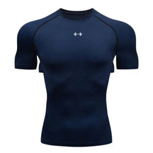 Camisa de compressão masculina azul marinho com logo branco e costura preta, tecido dry fit para treino e musculação
