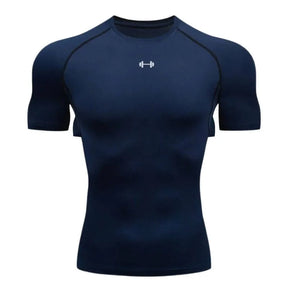 Camisa de compressão masculina azul marinho com logo branco e costura preta, tecido dry fit para treino e musculação