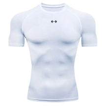 Camisa de compressão masculina branca com estampa de músculos e logo de academia, ideal para treinos e estilo fitness