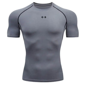 Camisa de compressão masculina cinza com costura preta e logo de barra, tecido elástico para treino funcional e musculação