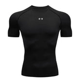 Camisa de compressão masculina preta com logo branco, modelo dry fit com ajuste anatômico para academia e performance esportiva